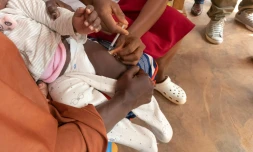 Injection du vaccin contre le paludisme à un bébé dans un hôpital à Soa, le 22 janvier 2024 au Cameroun