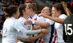 L'ailière française Cyrielle Banet est félicitée par ses coéquipières, après son essai marqué contre la Nouvelle-Zélande, lors de leur test-match de la tournée d'automne, le 13 novembre 2021 au Stade du Hameau à Pau
