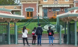 Les grilles du parc Disneyland le 14 mars 2020, le premier jour de sa fermeture due au coronavirus, Ă Anaheim, en Californie