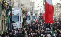 Des Iraniens sont rassemblés pour les funérailles de membres des forces de sécurité tués durant les manifestations, à Téhéran le 14 janvier 2026