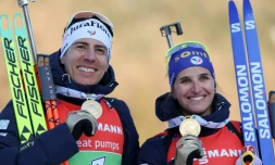 Julia Simon et Quentin Fillon Maillet posent avec leur médaille d'or du relais mixte simple des Championnats du monde de biathlon à Lenzerheide, en Suisse, le 20 février 2025