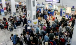 Des touristes en rade aprÚs la faillite du voyagiste Thomas Cook attendent au comptoir de la compagnie à l'aéroport d'Heraklion en CrÚte le 23 septembre 2019