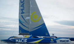 Le multicoque Macif skippé par François Gabart au large du port de New York, le 10 mai 2016