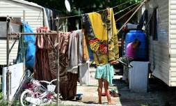Une famille Roms au "River village", un camp de Roms aux environs de Rome, le 19 juin 2018 en Italie
