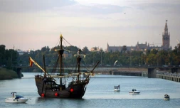 Une réplique du Victoria, le bateau du navirageur portugais Ferdinand de Magellan, quitte le port de Séville, en octobre 2004