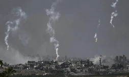 Vue depuis la ville israélienne de Sdérot de frappes israéliennes sur le nord de la bande de Gaza le 30 octobre 2023