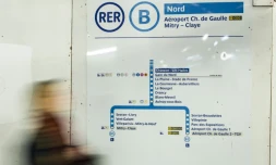 Un voyageurà la station Chatelet Les Halles du RER B le 8 mars 2016 à Paris
