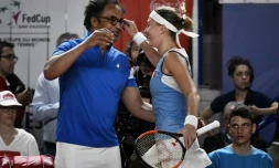 Kristina Mladenovic et Yannick Noah se congratulent après la victoire de la Française face à l'Espagnole Sara Sorribes en barrage de Fed Cup, le 23 avril 2017 à Roanne