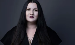 Fidji Simo pose lors d'une séance photo au Sommet pour l'action sur l'Intelligence artificielle (IA), au Grand Palais, à Paris, le 11 février 2025