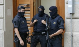 Des policiers autonomes catalans à Ripoll lors d'une recherche liée aux attaques de Barcelone et de Cambrils le 18 août 2017