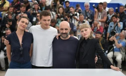 Gaspar Noé entouré de GàD de Aomi Muyock, Karl Glusman, Klara Kristin le 21 mai 2015 à Cannes pour la présentation de son film "Love" 