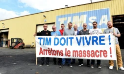 Des employés de TIM devant leur usine, le 20 juillet 2017, près de Dunkerque.