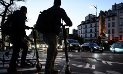 Des usagers sur des trottinettes de location, à Paris, le 10 décembre 2019