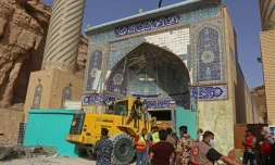 Des équipes de secours recherchent des survivants dans les décombres d'un sanctuaire chiite, le 21 août 2022 à Kerbala, en Irak