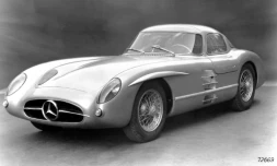 Le modèle Mercedes-Benz Coupé 300 SLR Uhlenhaut, photographié le 2 juillet 1955, dont un exemplaire a battu un record mondial de vente aux enchères pour une voiture
