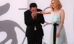 le réalisateur chilien Pablo Larrain et l'actrice américaine Kristen Stewart arrivent pour la projection du film "Spencer" lors de la 78ème édition de la Mostra, à Venise le 3 septembre 2021