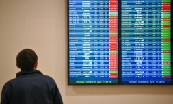 Un écran indique les vols annulés à l'aéroport international d'Orlando, en Floride, le 30 octobre 2025