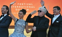 Asier Etxeandia, Pénélope Cruz, Pedro Almodovar et Antonio Banderas arrivent à la projection de "Douleur et gloire", à Cannes, le 17 mai 2019