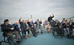 Des vétérans britanniques lors d'un voyage vers la France à bord du ferry Brittany Ferries, au large de Portsmouth, le 4 juin 2024, dans le cadre des commémorations du « jour J »