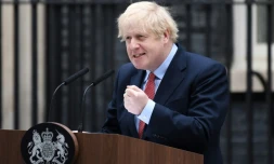 Le Premier ministre britannique Boris Johnson fait une déclaration devant le 10 Downing Street à l'occasion de son retour, le 27 avril 2020 à Londres