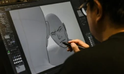 Le dessinateur sud-coréen de bandes dessinées numériques Bae Jin-soo, créateur des webtoons Naver "Money Game" et "Pie Game" qui ont inspiré la série "The 8 Show" de Netflix, dessine dans son studio à Séoul, le 24 mai 2024