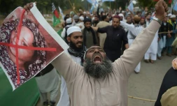 Un partisan du parti musulman extrémiste ASWJ (Ahle Sunnat Wal Jamaat) proteste contre l'acquittement de la chrétienne Asia Bibi dont il brandit le portrait barré de rouge, à Islamabad le 2 novembre 2018