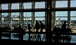 Des passagers à l'aéroport national Ronald Reagan de Washington, le 11 avril 2022