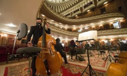 Les musiciens de l'orchestre de l'Opéra de Sofia préparent leurs instrument avant la représentation de "La Traviata" de Giuseppe Verdi, le 18 février 2021 à Sofia, en Bulgarie
