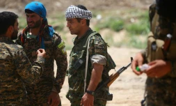 Des combattants des Forces démocratiques syriennes, le 11 juin 2017 dans un quartier de Raqa, fief de l'EI en Syrie