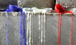 Des bougies tricolores à Aix-en-Provence pour les victimes des attaques de Paris
