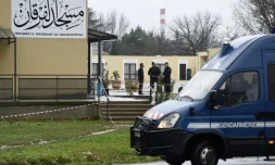 Des gendarmes montent la garde devant la mosquée de Valence le 2 janvier 2016