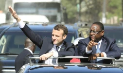 Emmanuel Macron, au cÎté du président sénégalais Macky Sall, salue la foule lors de sa visite à Dakar le 2 février 2018