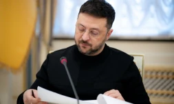 Photo diffusée par la présidence ukrainienne, le 24 décembre 20255, montrant le président ukrainien Volodymyr Zelensky lors d'une conférence de presse avec des journalistes, le 23 décembre 2025 à Kiev