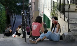 Apéritif improvisé sur les marches d'un escalier à Paris, le 29 mai 2020