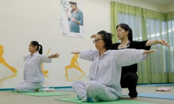Des Chinoises qui viennent d'accoucher suivent un cours de yoga au Centre post-natal international du lac Malaren, le 17 mai 2018 à Shanghai 