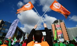Des militants de la CFDT manifestent en avril 2017 Ă Bruxelles conte le dumping social dans les transports