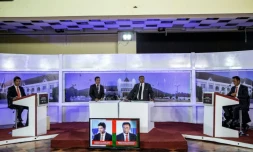 Les candidats à la présidentielle à Madagascar, Andry Rajoelina (à gauche) et Marc Ravalomanana (à droite), lors d'un débat télévisé à Antananarivo, le 16 décembre 2016.