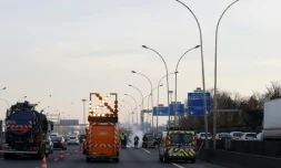 La police et les secours sur le site d'un accident de voiture près de Paris, le 14 mars 2017