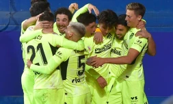 L'attaquant de l'Atlético Madrid, l'Uruguayen Luis Suarez (2e d), félicité par ses coéquipiers aprÚs son but marqué, lors du match de Liga, le 21 janvier 2021 sur le terrain d'Eibar