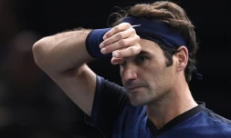 Roger Federer face à l'Américain John Isner en 8e de finale du Masters 1000 de Paris-Bercy, le 5 novembre 2015