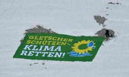 Un militant des Verts allemands déploie une banderole réclamant: "protégez les glaciers - sauvez le climat!" sur la plus haute montagne allemande, le 7 mai 2018 