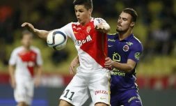 L'attaquant argentin Guido Carrillo à la lutte avec le défenseur de Caen Damien Da Silva, le 2 décembre 2015 à Louis II