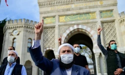 Manifestation, le 25 octobre 2020 à Istanbul, après les propos du président français Emmanuel Macron sur l'islam qui ont suscité critiques, manifestations et même appels au boycott des produits français dans le monde musulman

