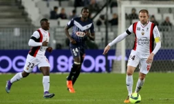 Le milieu de terrain et capitaine de Nice Mathieu Bodmer (d) lors du match à Bordeaux, le 19 février 2016