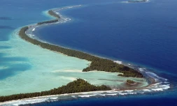 Vue aérienne de l'atoll de Funafuti, dans l'archipel des Tuvalu, le 19 février 2004