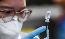 Une infirmière prépare une seringue de vaccin contre le Covid-19, le 7 août 2021 à Los Angeles, en Californie