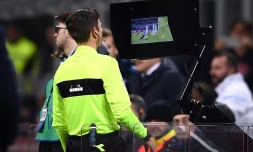 L'arbitre italien Gianluca Rocchi recourt à la vidéo pour juger une situation litigieuse lors du match Inter Milan-Lazio du 20 décembre 2017 à San Siro