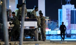 Les forces de sécurité somaliennes patrouillent le 20 août 2022 près de  l'hôtel Hayat à Mogadiscio, attaqué par des islamistes radicaux shebab