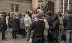 Des habitants qui ont fui diffĂ©rentes zones de la rĂ©gion de Kharkiv, attendent d'ĂȘtre enregistrĂ©s Ă un point d'Ă©vacuation, le 14 mai 2024 à Kharkiv, dans le nord-est de l'Ukraine
