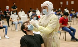 Des étudiants se font tester au Covid-19 avant leurs examens, le 6 juin 2021 au Koweït
